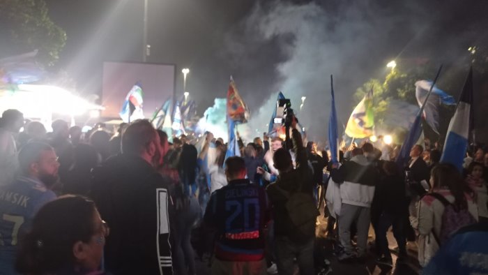 napoli festa tragica per lo scudetto un morto e cinque feriti