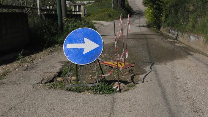 ariano via brecceto ma si puo lasciare una strada in queste condizioni