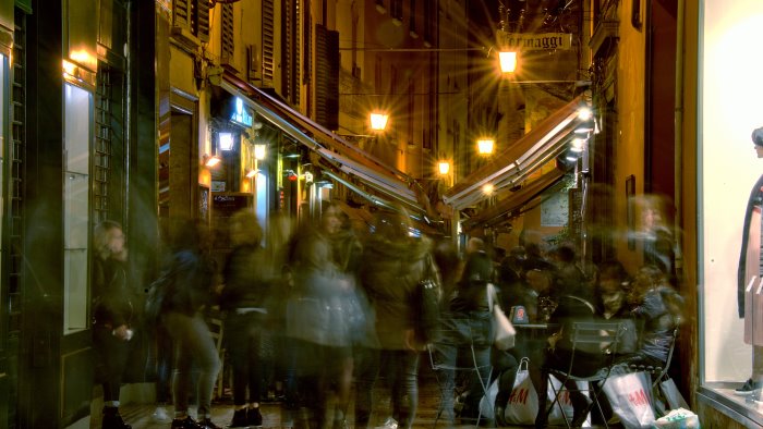 avellino torna la movida senza regole i residenti vanno dai carabinieri