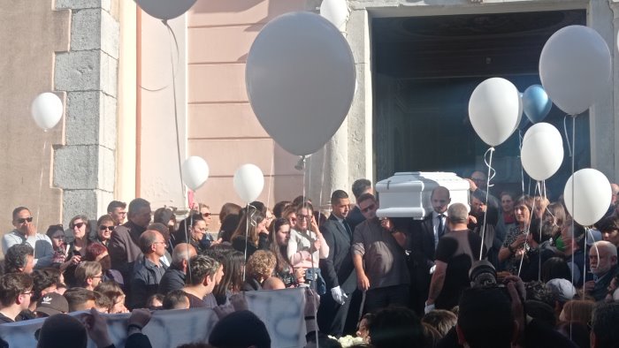 palloncini bianchi per l addio a maria antonietta vola in alto angelo nostro