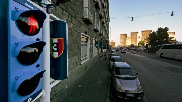 scudetto napoli anche i semafori celebrano i campioni davanti al san carlo