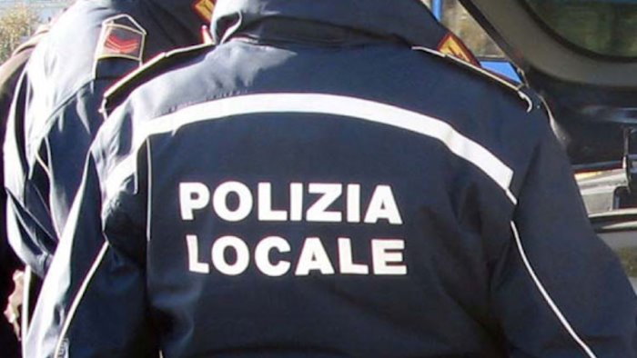 blitz della polizia locale ad atrani scovate 7 strutture turistiche abusive