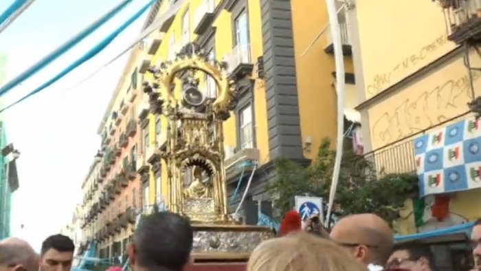 san gennaro ripete il miracolo fedeli in processione grazie per lo scudetto