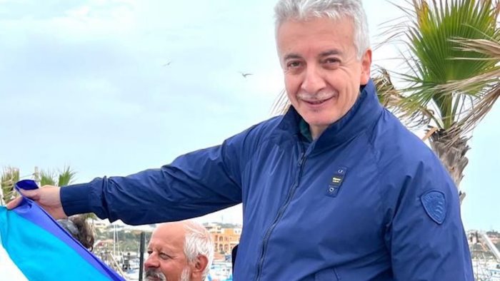 staffetta della pace a lampedusa il deputato salernitano franco mari