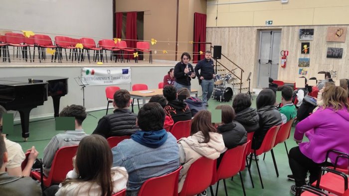 poliziotti a scuola ad avellino incontro con gli alunni dell ic san tommaso