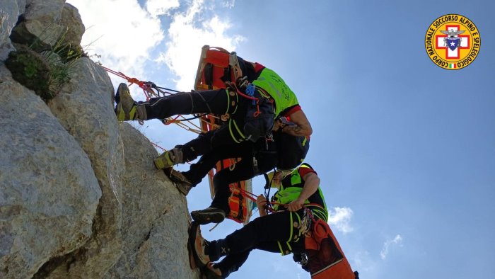 precipita da un terrazzamento salvata escursionista 33enne a maiori