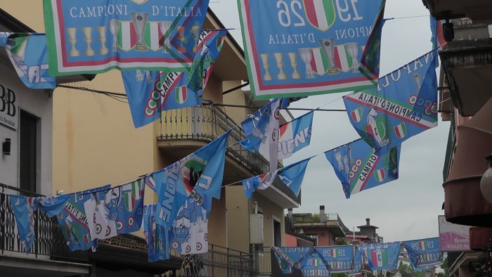 le bandiere del napoli brillano in irpinia un calcio alla violenza di avellino