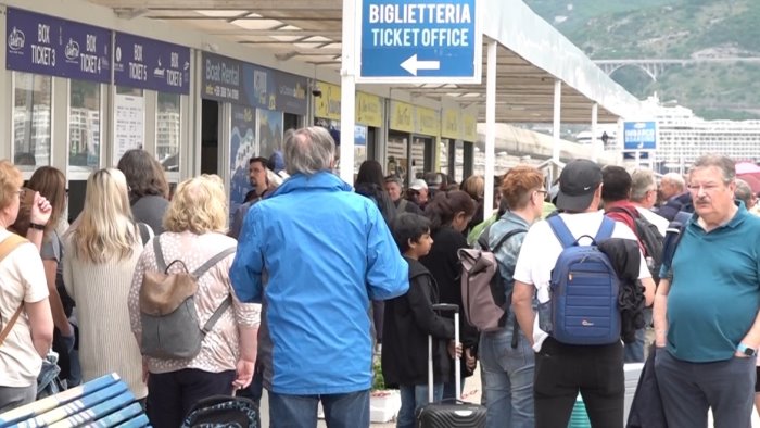 il maltempo non frena i turisti folla agli imbarchi per la costiera amalfitana