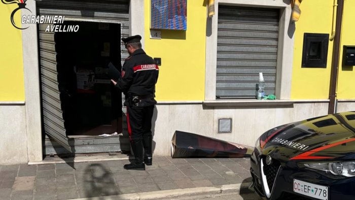 scampitella tentano colpo in gioielleria scappano e lanciano chiodi in strada