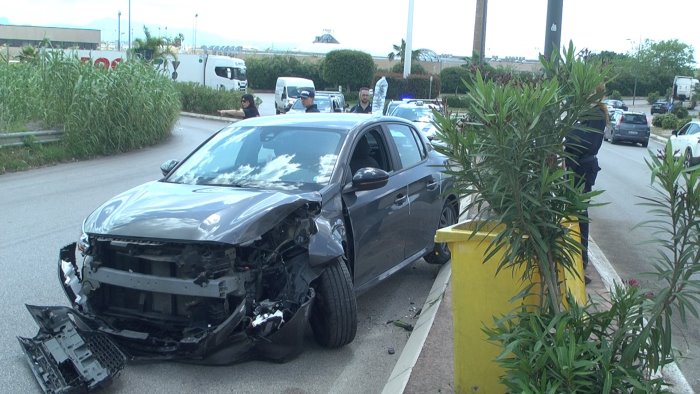 malore alla guida si schianta con l auto nella zona industriale