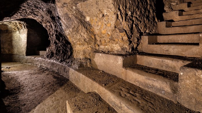 ercolano un viaggio nel tempo tra i cunicoli sotterranei del teatro antico