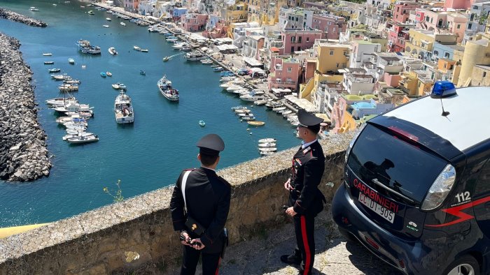 napoli affitti abusivi su isola di procida denunciati 2 imprenditori