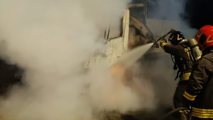 tre tir distrutti dalle fiamme paura nella notte a teggiano