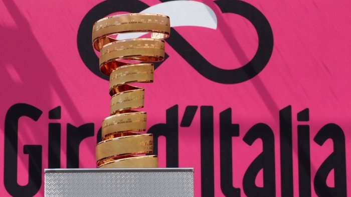 giro d italia arrivo a napoli vittoria per kooij riposo con tappa a caivano