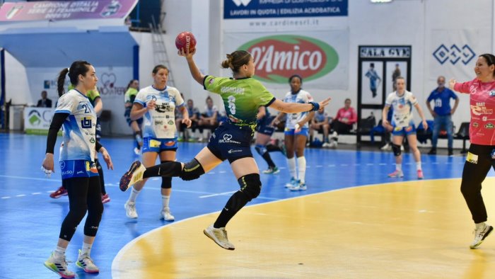 pallamano a1 salerno batte bressanone si va a gara 3 delle semifinali playoff