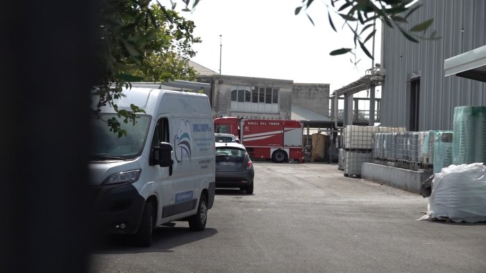 esplosione in un silos della zona industriale paura a salerno