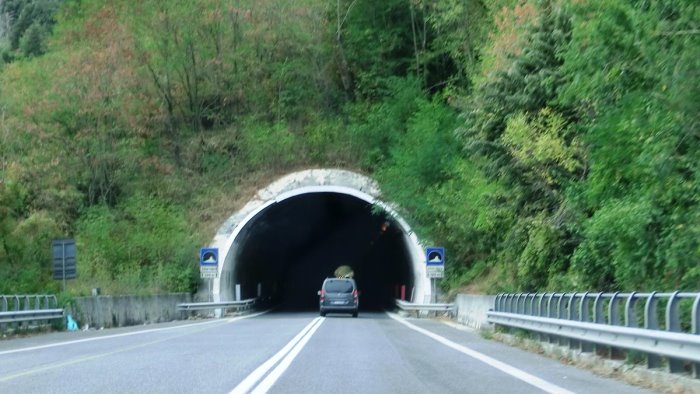 nuove luci sull ofantina scatta il senso unico alternato in galleria a salza