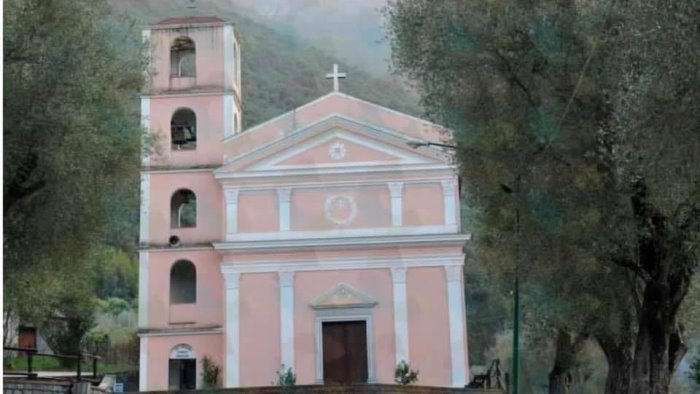 crolla il tetto del santuario durante la novena una persona ferita