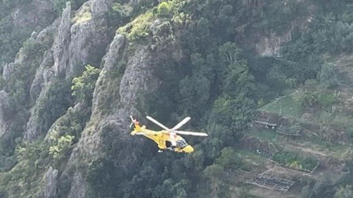 incidente sulla statale amalfitana due persone precipitano nel vuoto a maiori