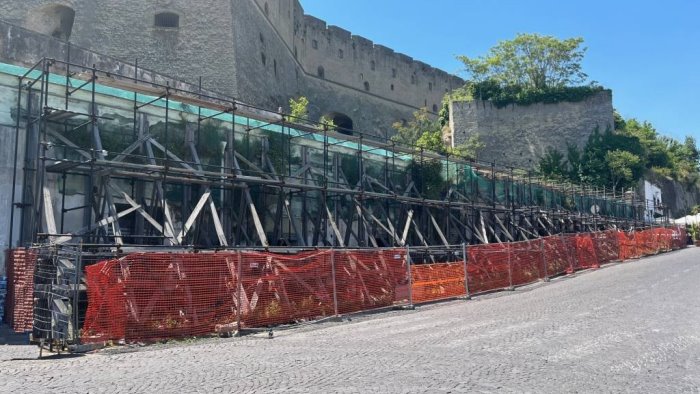 napoli san martino permane la vergogna del muro puntellato