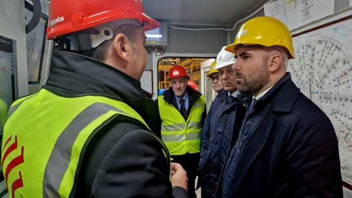 cilento ferrante mit tavolo su nuovo svincolo vallo della lucania sud