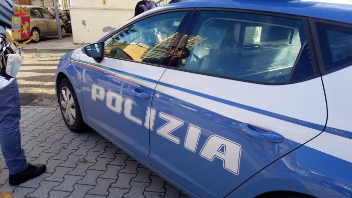 trovato morto in casa a castellammare indagini in corso