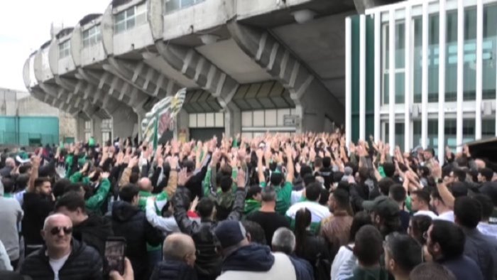 avellino l abbraccio tifosi squadra verso i playoff ecco quando e in programma