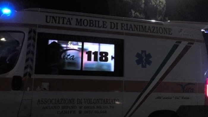 precipita al suolo mentre aiuta a montare una tenda trasferita al santobono