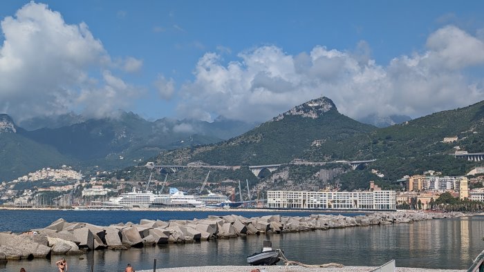 alla stazione marittima di salerno attraccano altre due navi da crociera