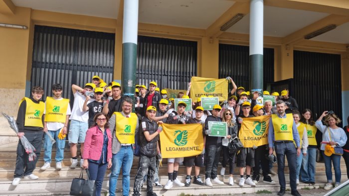 legambiente benevento e l istituto alberti ripuliscono i giardini di via de caro