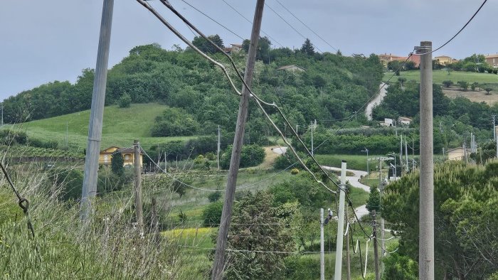 pali obsoleti e pericolanti ecco l obbrobrio di masciano ad ariano