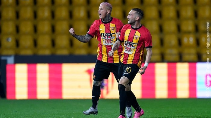 benevento triestina il gol di ciciretti fa esplodere il vigorito