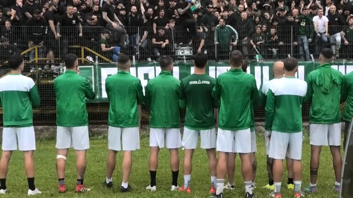 avellino da ottobre a maggio la carica dei tifosi poi il catania