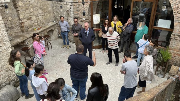 grottaminarda visitatori campani promuovono il castello d aquino