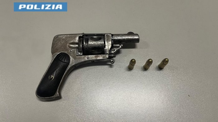 napoli piazza capuana sorpreso con un revolver e arrestato