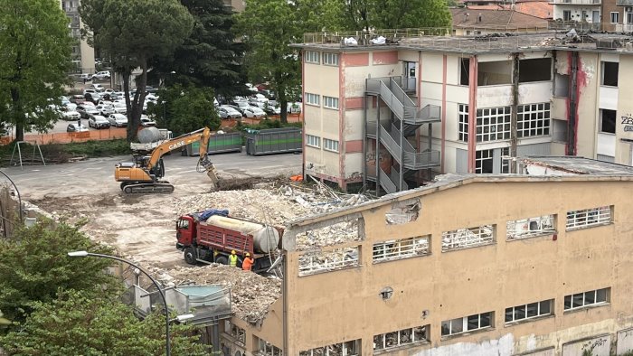 giu la dante alighieri via all abbattimento della storica scuola di avellino