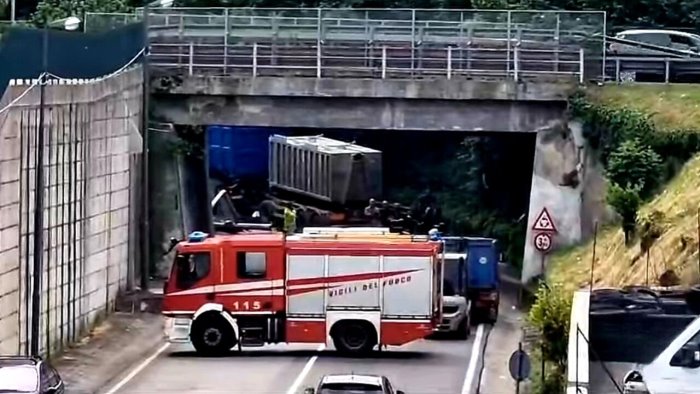 atripalda tir si blocca sotto il ponte della variante traffico in tilt