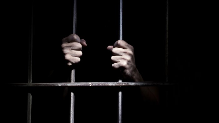 in carcere per omicidio accusato di aver nascosto la droga in un cancello