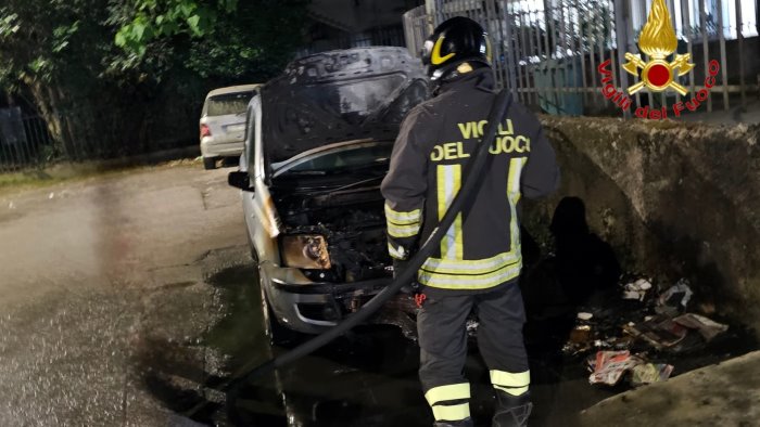 salerno paura nel quartiere europa auto avvolta dalle fiamme