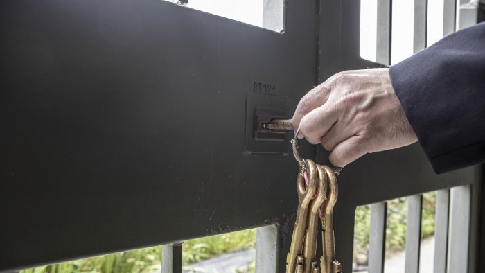 tensioni e proteste nel carcere di benevento arrestati nove detenuti