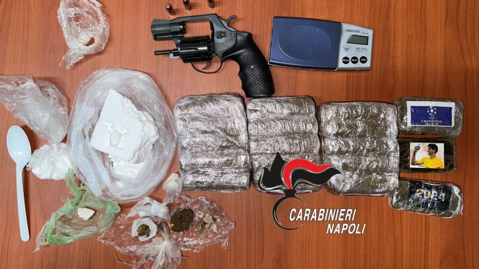 secondigliano carabinieri setacciano il quartiere trovata droga e una pistola