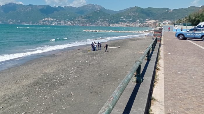 tragedia a salerno 53enne di avellino trovato senza vita in spiaggia