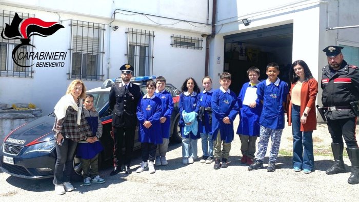 gli alunni di baselice fanno visita alla stazione carabinieri