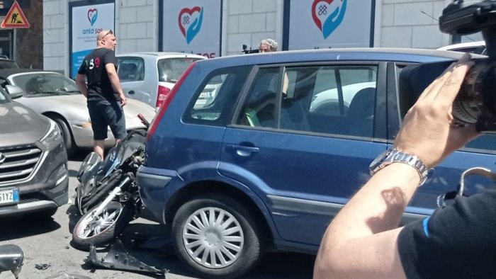 schianto sulla lungomare tra cinque auto e uno scooter tre persone ferite