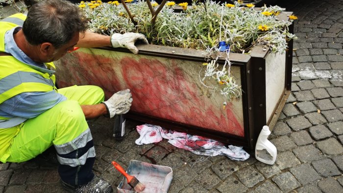 napoli rimosse le scritte offensive apparse a piazza dei martiri