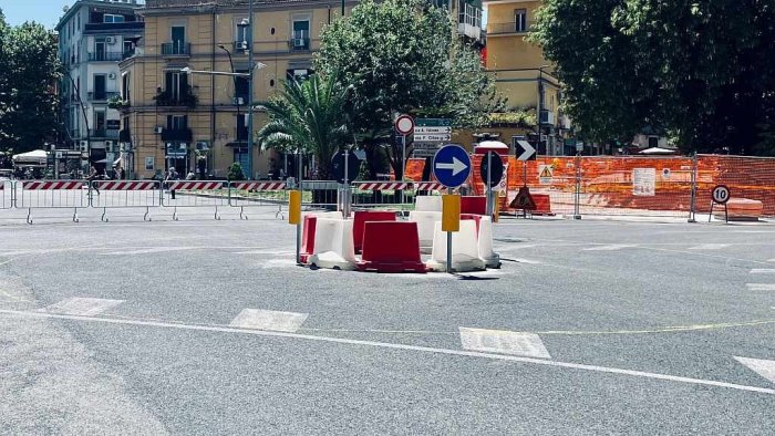 napoli piazza degli artisti l inutile rotonda di plastica