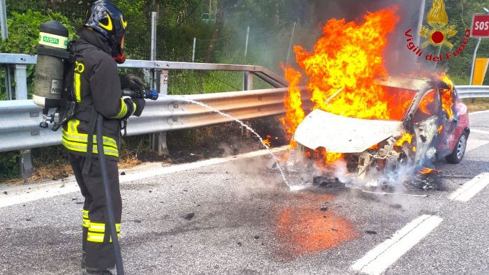 auto in fiamme in a16 fumo e paura in autostrada