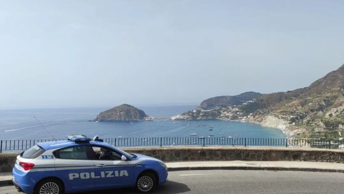 ischia un accendino nel reggiseno incendia la serata