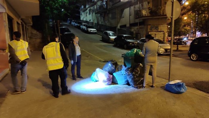 incivili del sacchetto sanzionate tre attivita commerciali a salerno