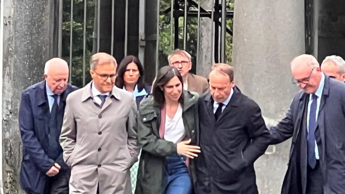 elly schlein al cimitero di avellino per l abbraccio al candidato sindaco